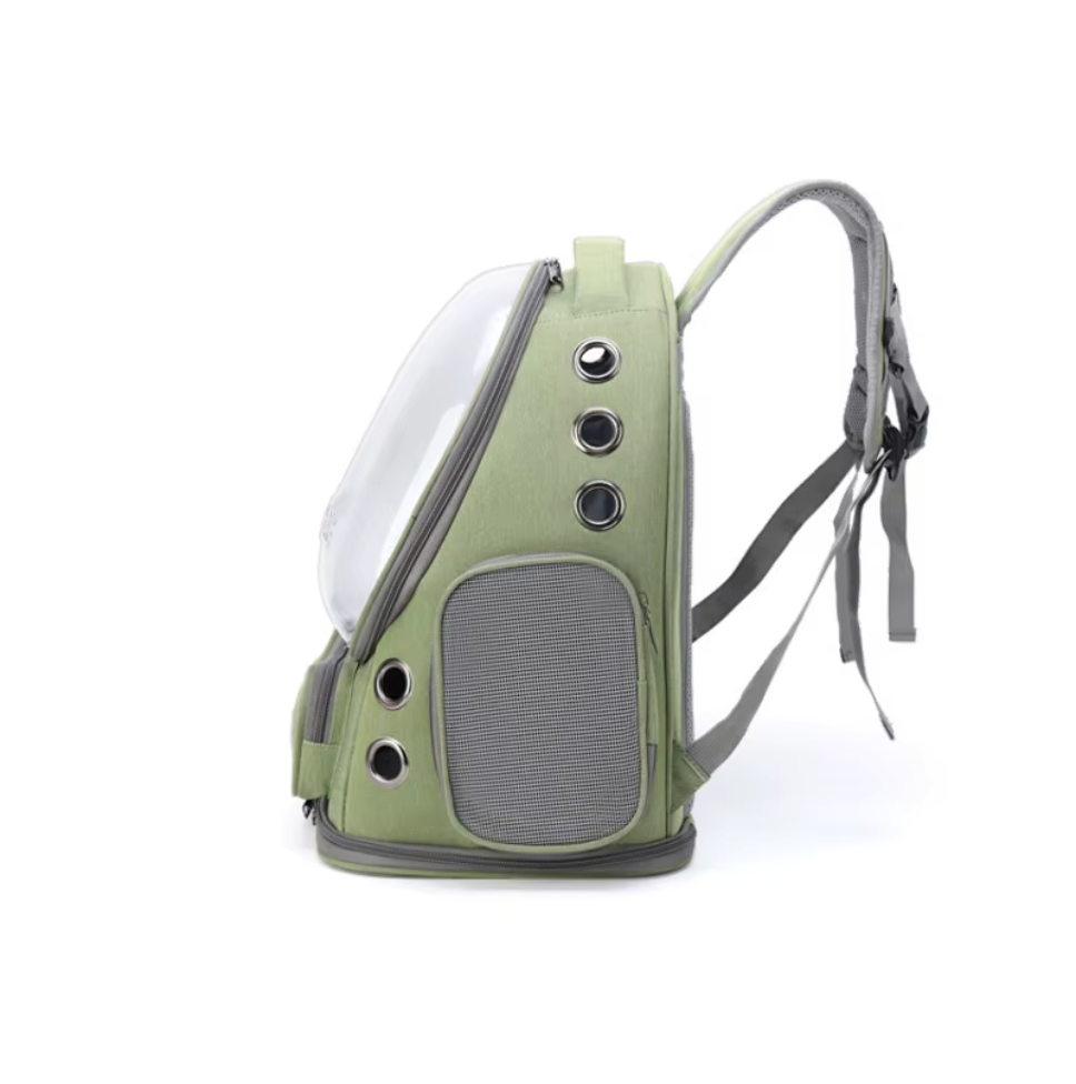 Sac à dos de transport vert vu de profil avec son panneau latéral aéré