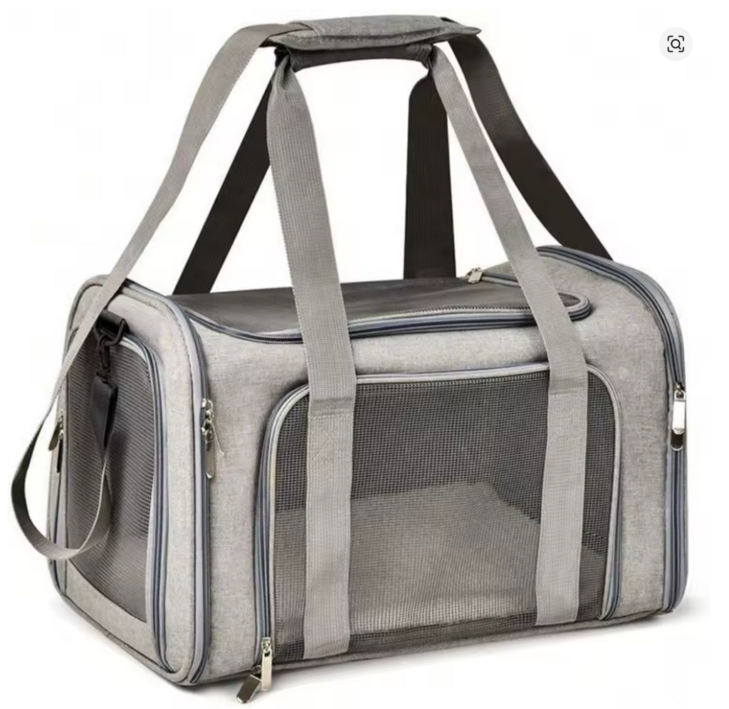 Sac de transport souple gris vu de trois quarts avec ses panneaux en maille